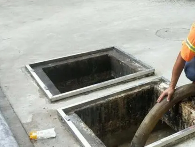 六弓乡化粪池清理