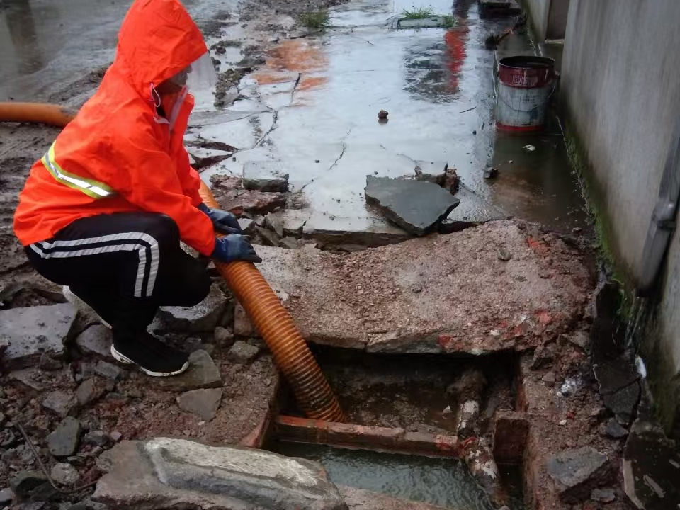 六弓乡专业清理污水池 炜誉市政以规范流程守护城市 “肠道”